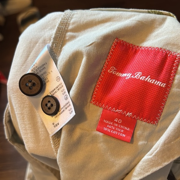 Tommy Bahama Silk Men's Light Tan pleated Front Shorts - Picture 2 of 3